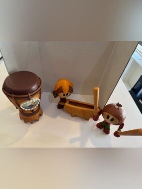 This Disney Moana Percussion Set includes a drum & 2 Kakamora character maracas.